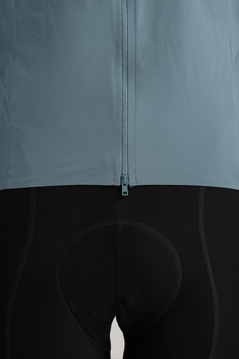 Ciclista con chaqueta Gsport cortavientos color azul