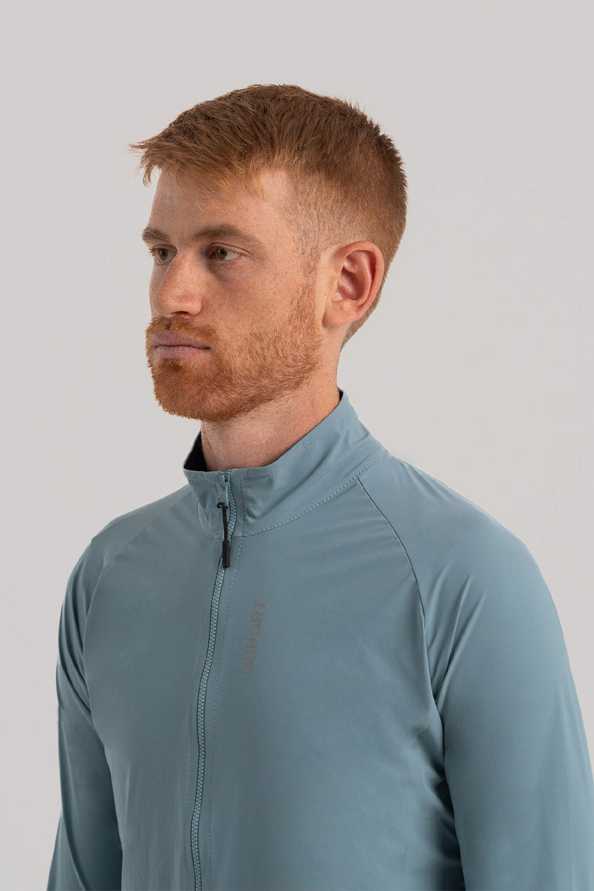 Detalle de chaqueta ciclista impermeable con cremallera YKK®