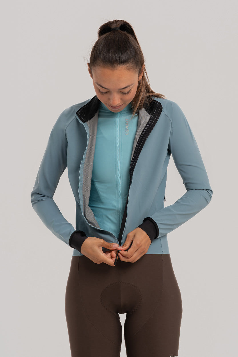 Detalle de chaqueta ciclista impermeable con cremallera YKK®