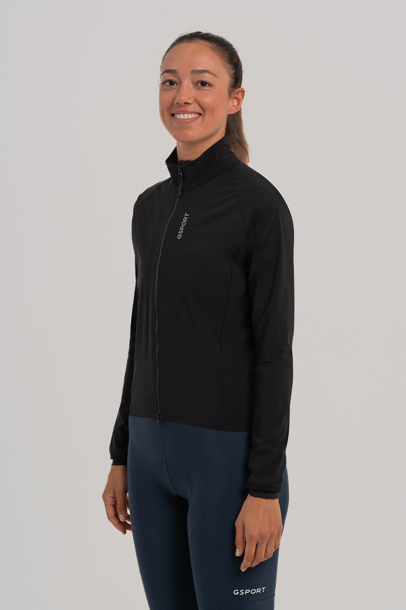Ciclista con chaqueta Gsport cortavientos color negro