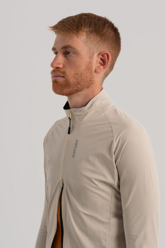 Logos y detalles reflectantes en chaqueta ciclista Gsport