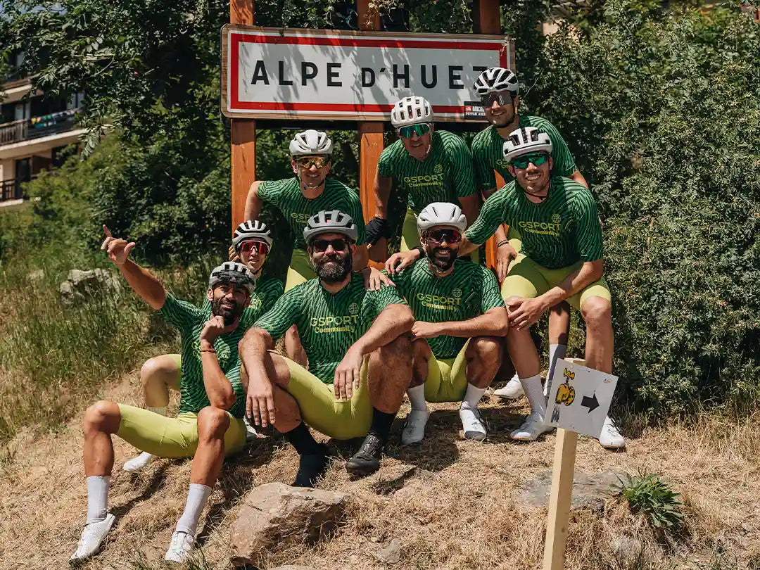 Foto del equipo Gsport en el cartel del Alpe d'Huez