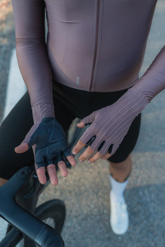 Guantes Aero con máximo agarre y aerodinámica.
