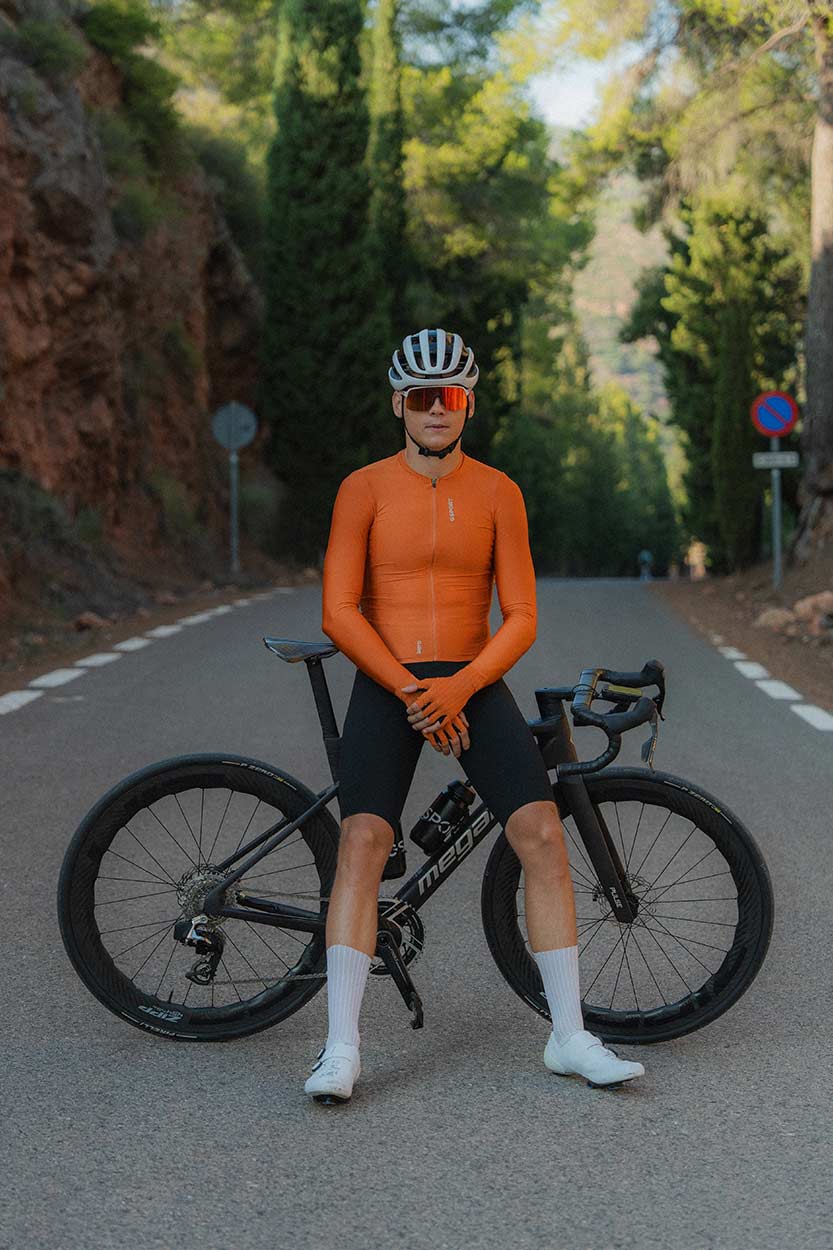 Maillot largo, ligero y ultra transpirable.
Protección solar y frescura en tus rutas.
