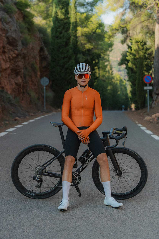 Maillot largo, ligero y ultra transpirable.
Protección solar y frescura en tus rutas.