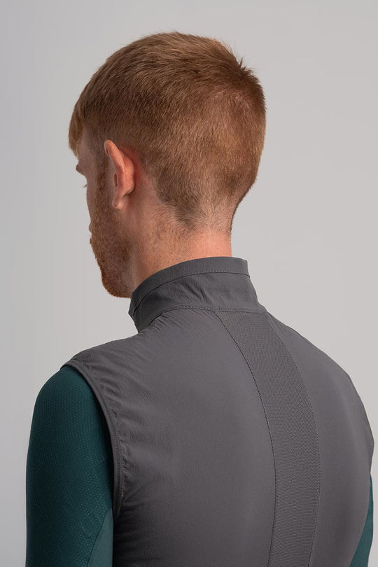 Paneles estratégicos + rejilla trasera – Control del viento y ventilación óptima.