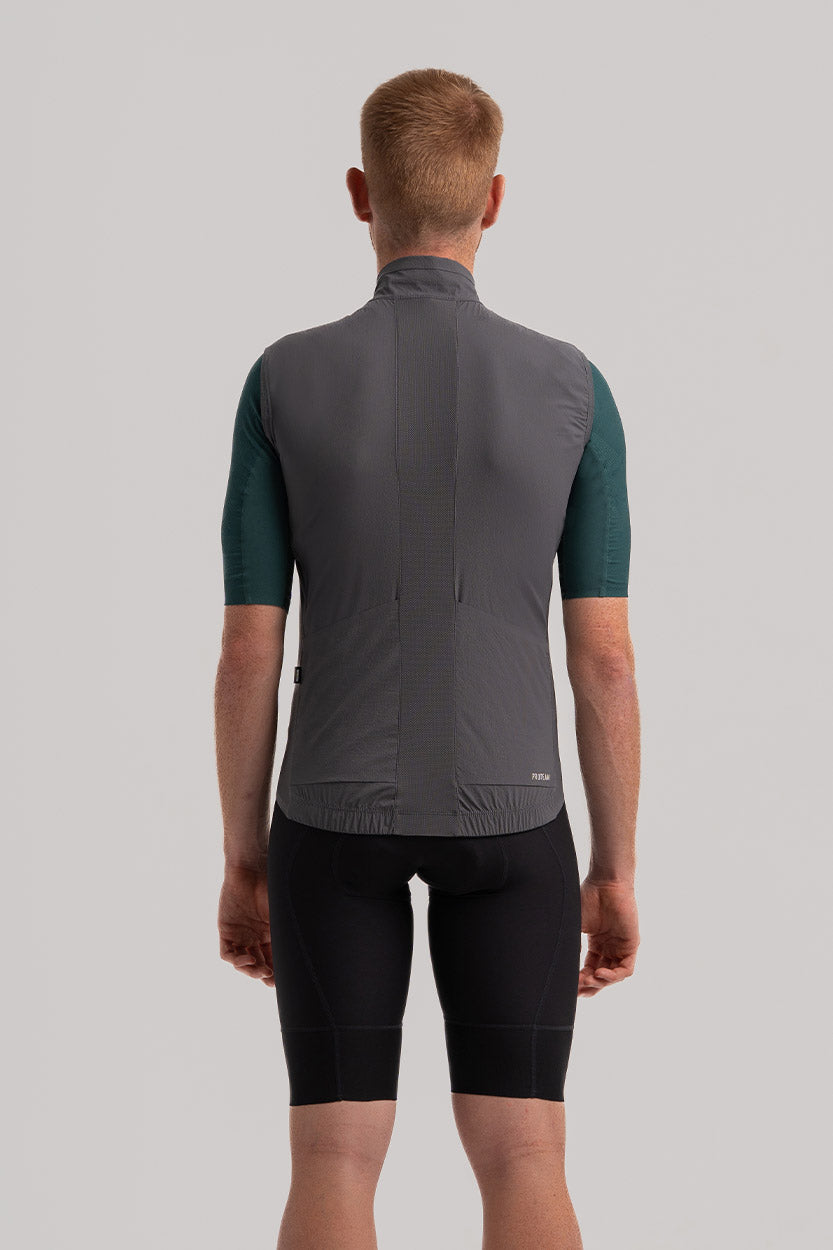 Paneles estratégicos + rejilla trasera – Control del viento y ventilación óptima.