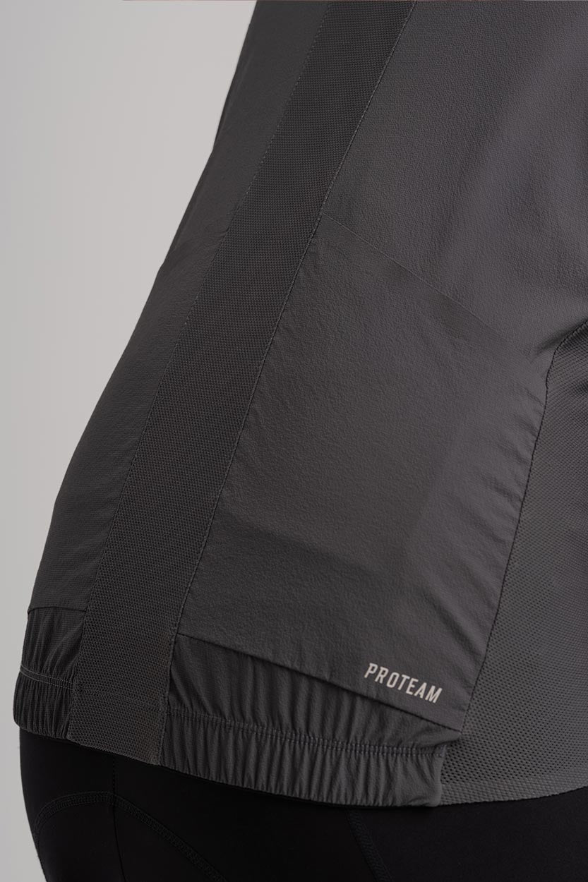 Dos bolsillos traseros – Espacio extra en una prenda ultraligera.