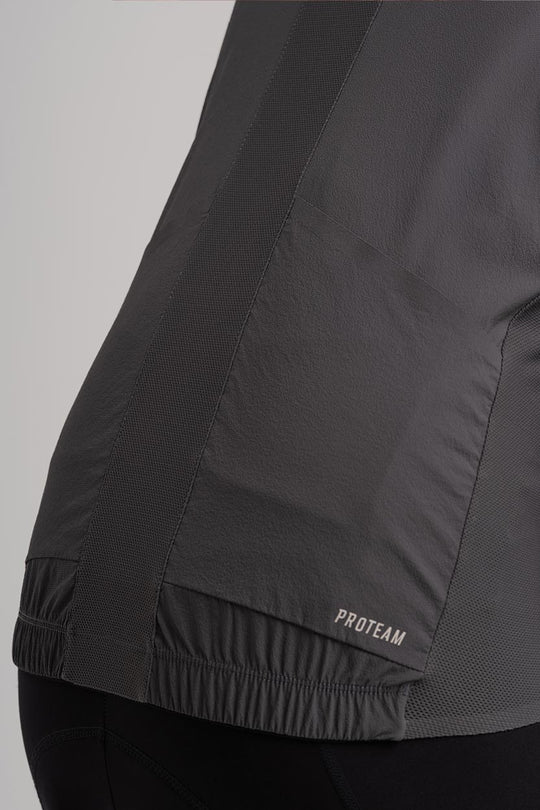 Dos bolsillos traseros – Espacio extra en una prenda ultraligera.