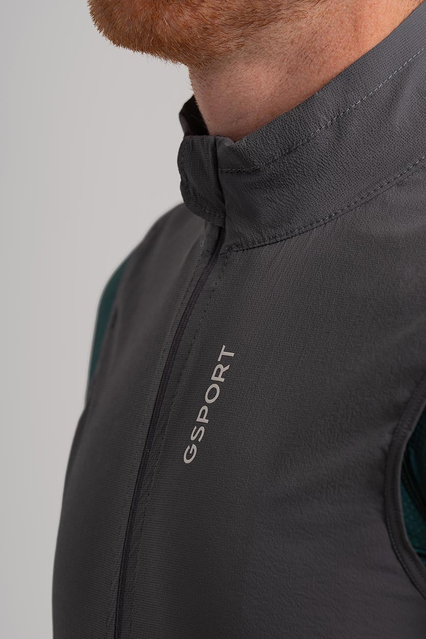 Cremallera YKK® invertida – Bloqueo seguro en cada salida.