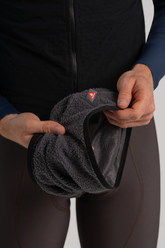 Secado rápido para máximo confort.
Diseñada para rendir entre 0ºC y 20ºC.
Suavidad y calidez en cada kilómetro.