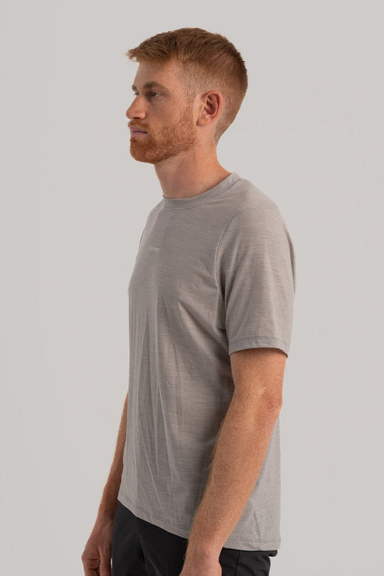 Regular fit con acabado limpio en bonding.