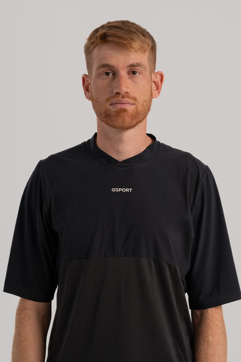 Regular fit con acabado limpio en bonding.