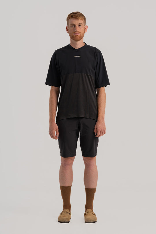 Ligereza y transpirabilidad en cada movimiento.
Diseño unisex con ajuste equilibrado.