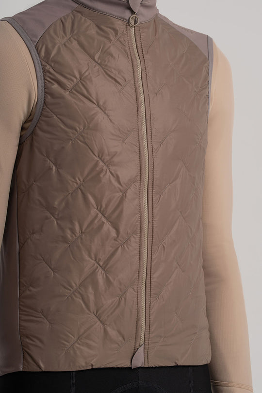 Tejido WR resistente al agua – Conserva el calor incluso en condiciones húmedas.