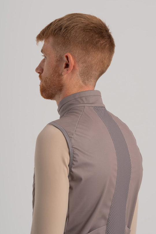 Microperforaciones en la espalda – Mayor ventilación y confort durante el esfuerzo.