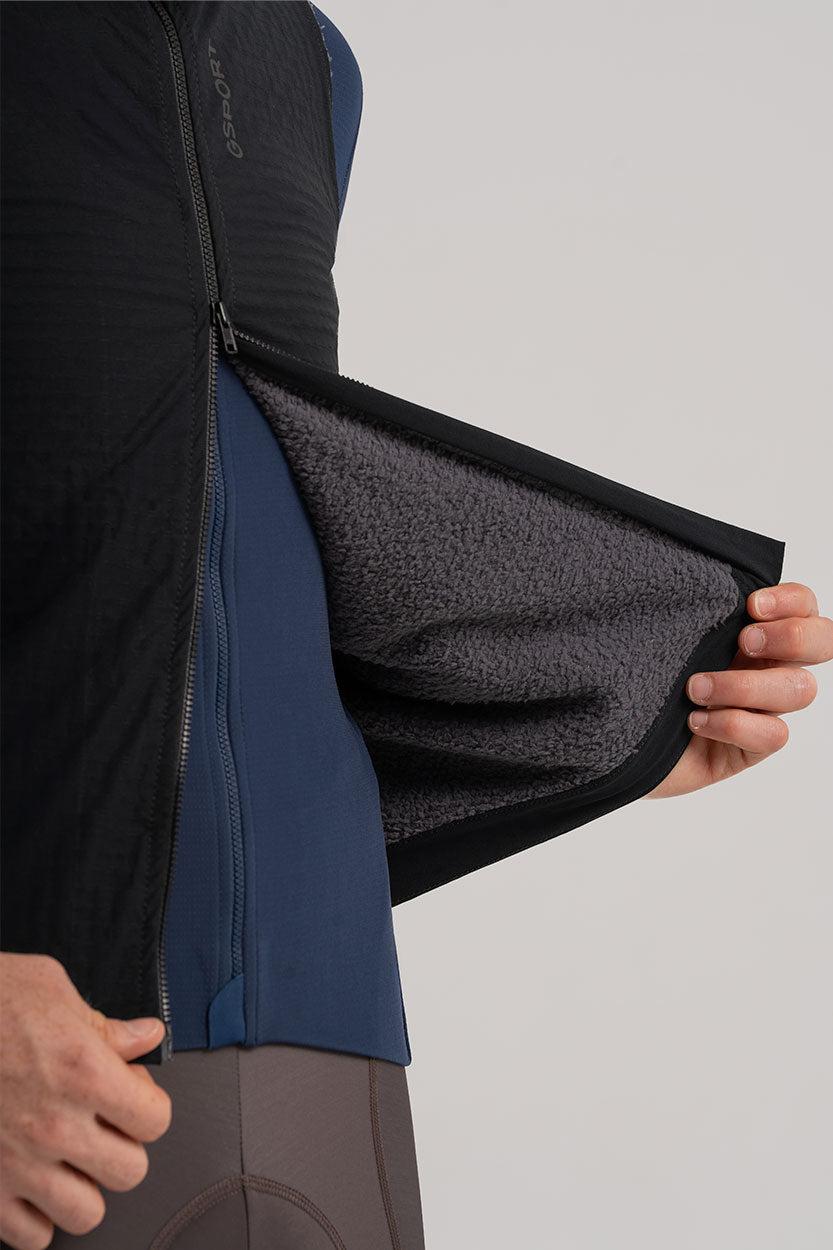 Tres bolsillos traseros con bonding – Espacio seguro y diseño funcional.