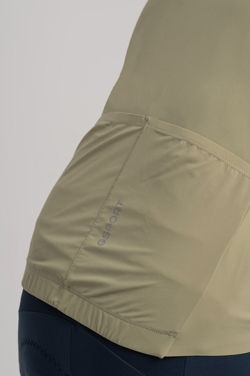 Dos bolsillos traseros – Espacio práctico para tus accesorios.