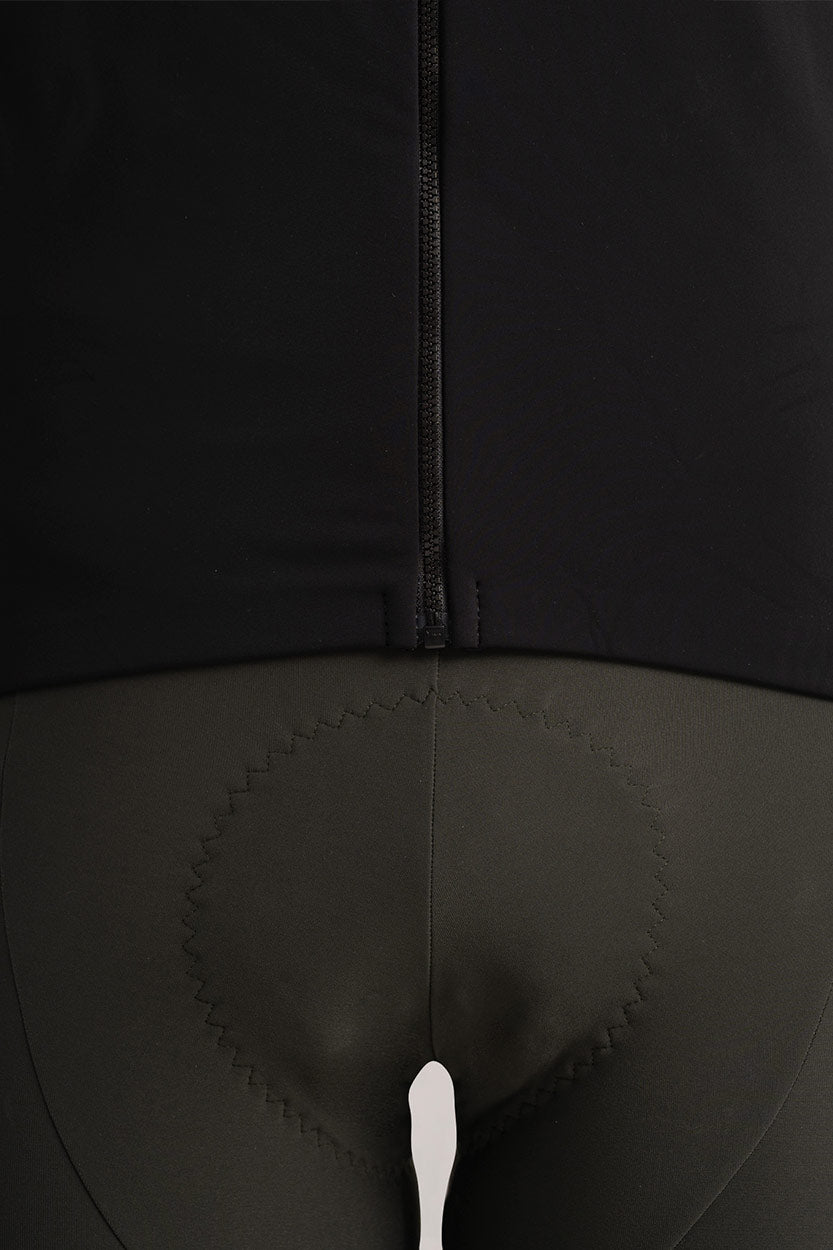 Cremallera YKK® Vislon® y detalles reflectantes en chaqueta ciclista