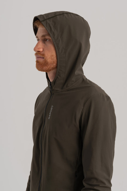 Tejido hidrofóbico que repele el agua.
Diseño unisex con ajuste regular y cómodo.