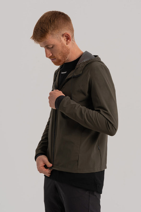 Ligera, transpirable y resistente al clima.
Tu aliada perfecta para rutas frías y cambiantes.