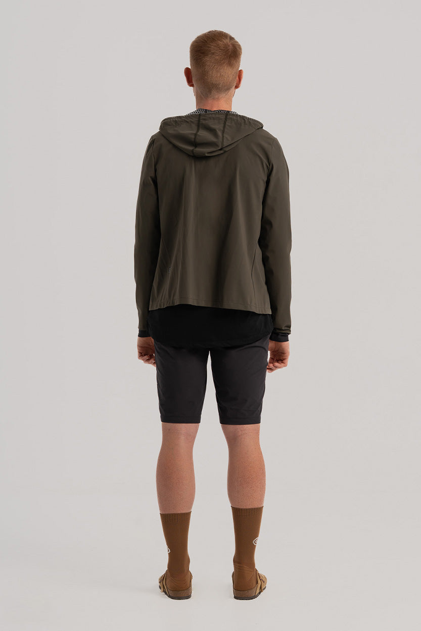 Capucha ajustable para máxima cobertura.