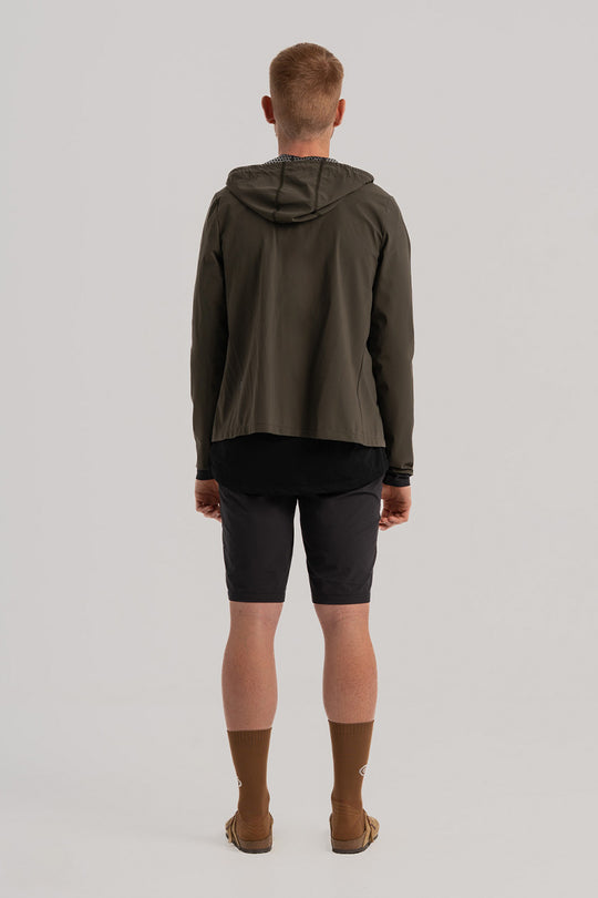 Capucha ajustable para máxima cobertura.