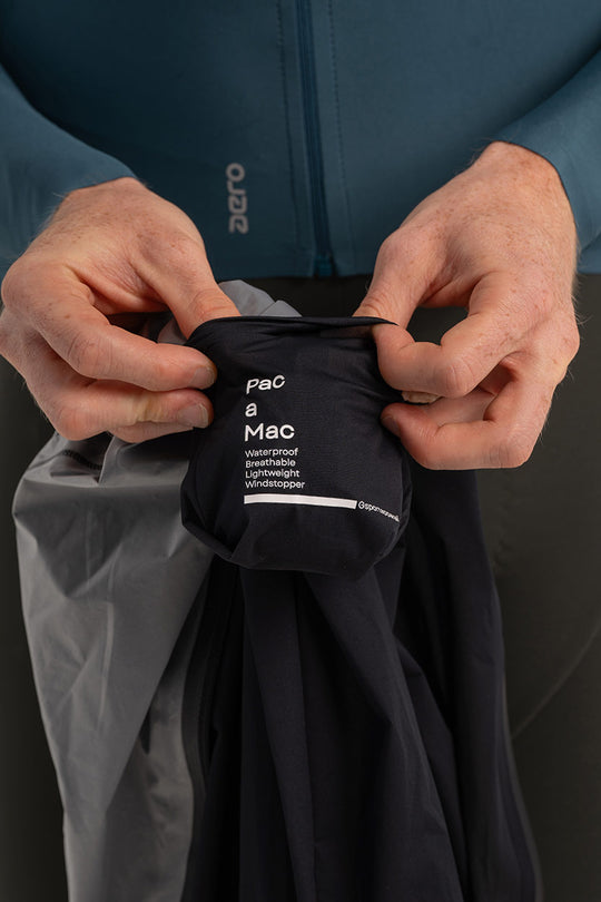 Compactable en su propio bolsillo – Ocupa el mínimo espacio en el maillot.