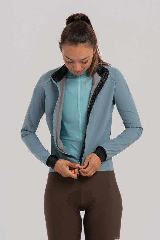 Detalle de chaqueta ciclista impermeable con cremallera YKK®