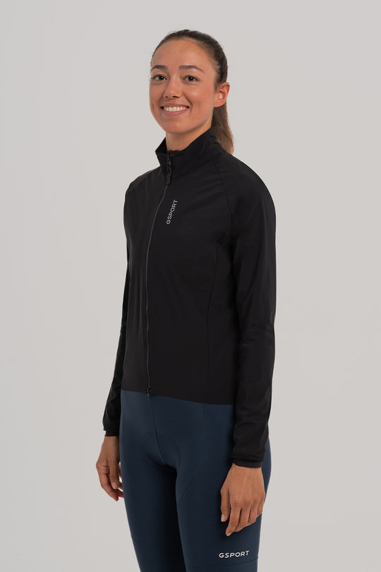 Ciclista con chaqueta Gsport cortavientos color negro