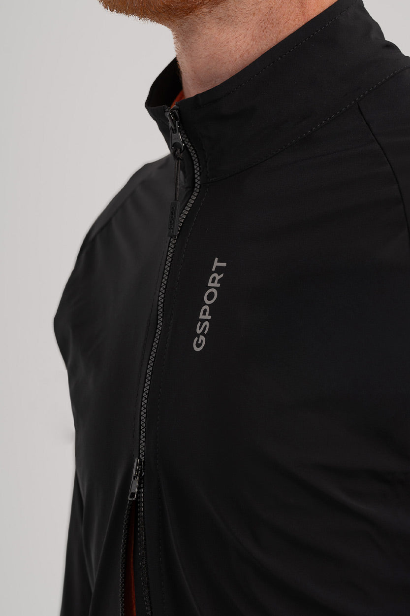Logos y detalles reflectantes en chaqueta ciclista Gsport