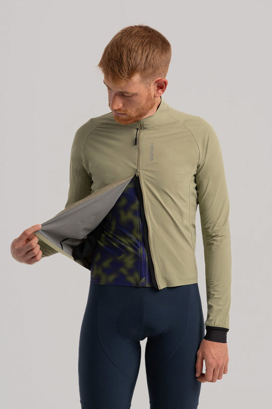 Ciclista con chaqueta Gsport cortavientos colo verde