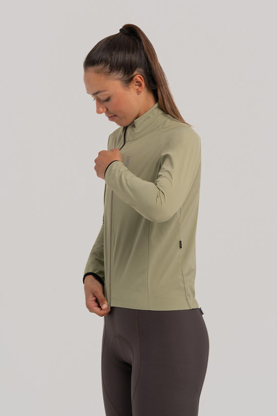 Detalle de chaqueta ciclista impermeable con cremallera YKK®