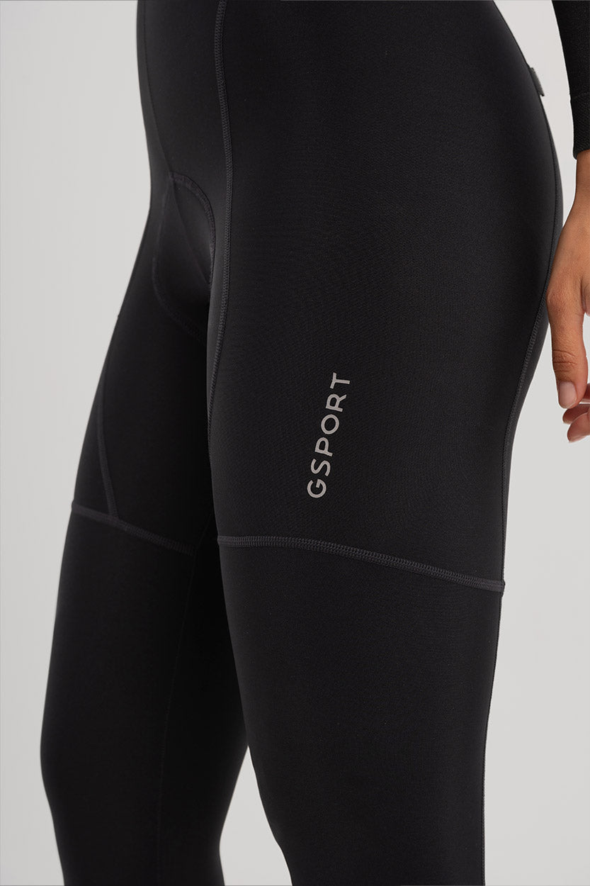 Detalles reflectantes y logos Gsport – Seguridad y estilo en carretera.