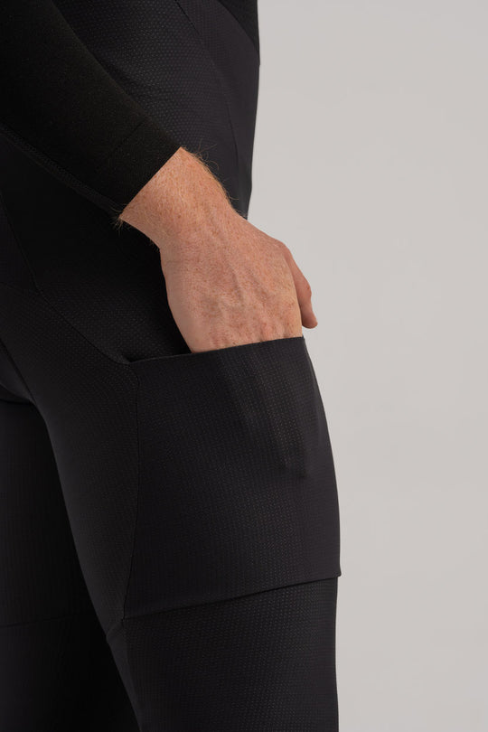 Bolsillos laterales de tela con acabado limpio en bonding.