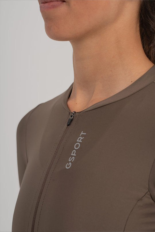 Cremallera YKK® invertida – Con bloqueo semiautomático y protección anti-roce.
