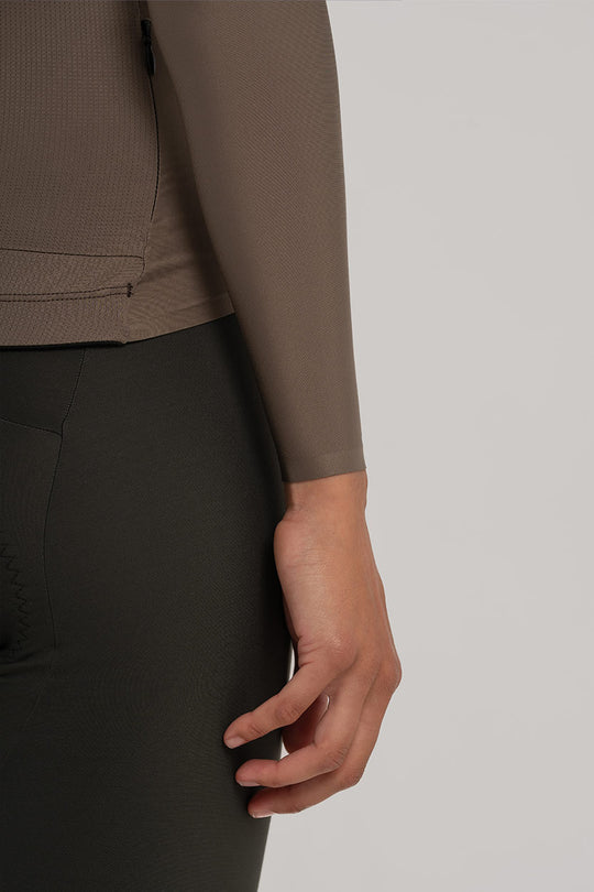 Puños con acabado bonding – Ajuste limpio y sin costuras.