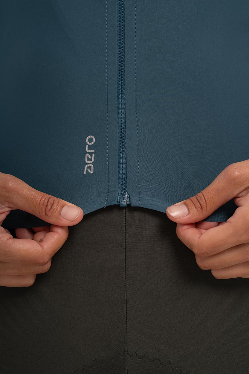 Goma siliconada trasera – Mantén el maillot firme en su sitio.