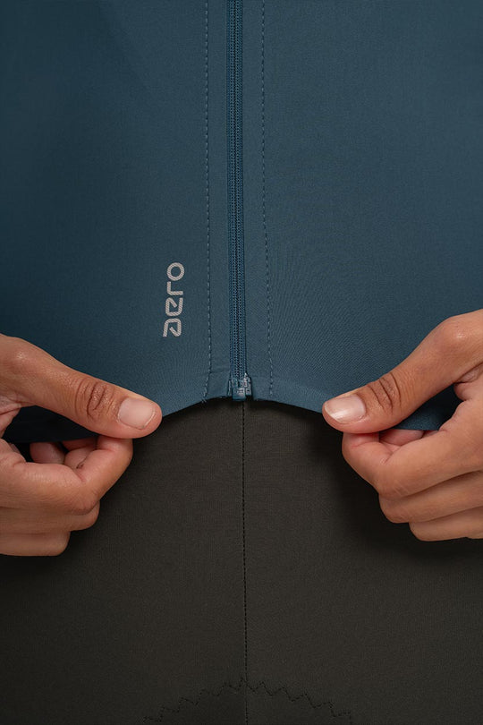 Goma siliconada trasera – Mantén el maillot firme en su sitio.