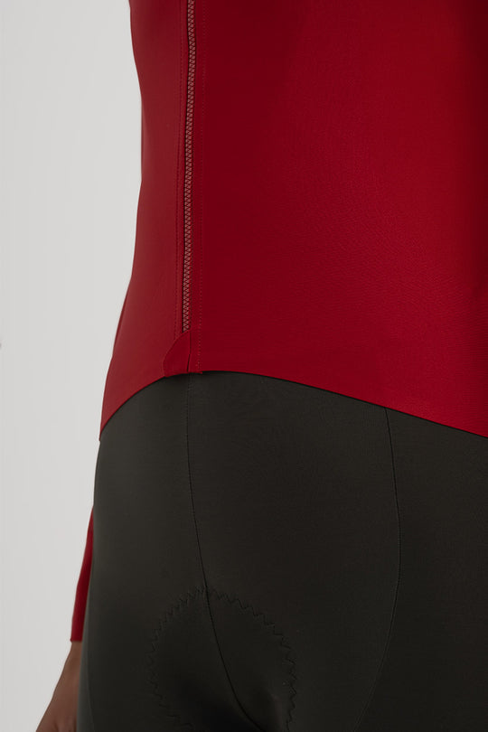 Maillot Sostenible: Hecho de 86% poliamida reciclada, combinando rendimiento y respeto por el medio ambiente.
