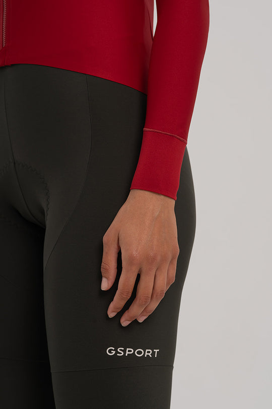 Cremallera YKK®: Sistema de cremallera con bloqueo semiautomático para mayor seguridad y confort.