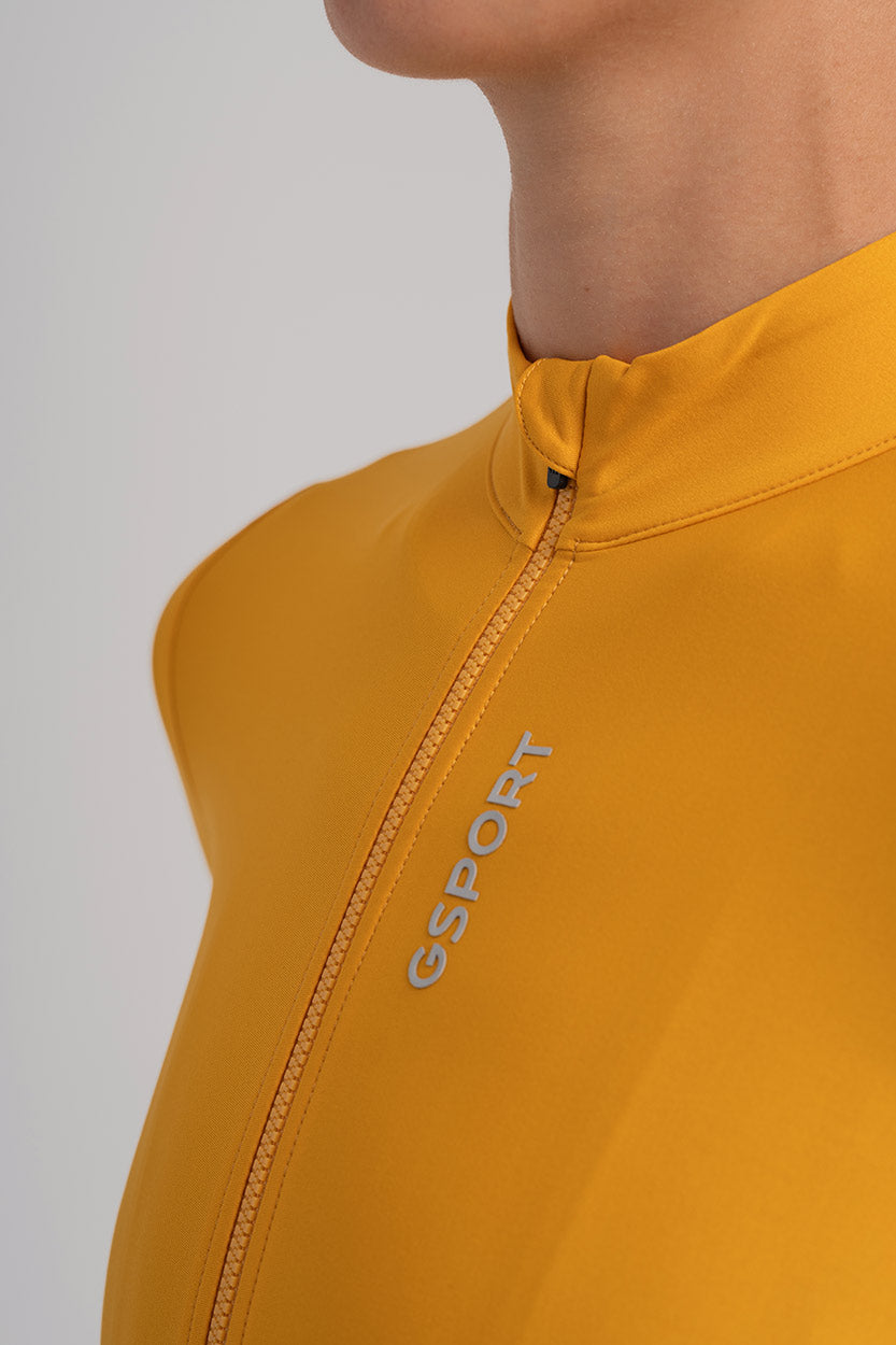 Cremallera YKK®: Cremallera con bloqueo semiautomático para mayor protección y durabilidad.