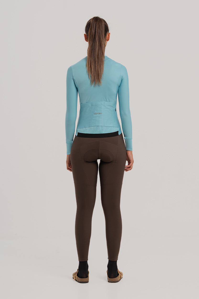 Ajuste Perfecto: Sin costuras visibles y goma siliconada trasera para un maillot que no se mueve.