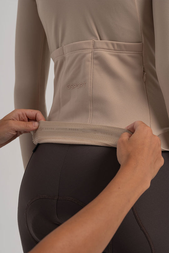 Tres bolsillos traseros + 1 invisible – Espacio seguro para todo lo necesario.