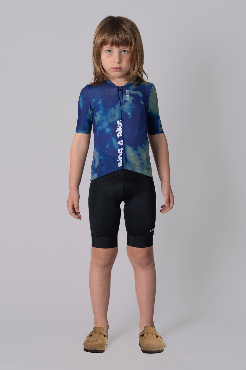 Combinación de tejidos transpirables, licra lisa y licra microperforada.&nbsp;
Paneles laterales de rejilla.&nbsp;
Manga sentada de licra con silicona interior.