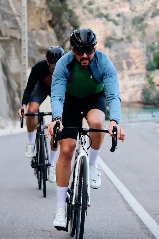 ropa ciclismo invierno montaña frio lluvia cortavientos chubasquero azul 